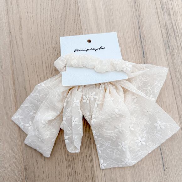 NWT Free People The Dreamers Bow Hair Scrunchie Ivory Eyelet - Picture 4 of 5